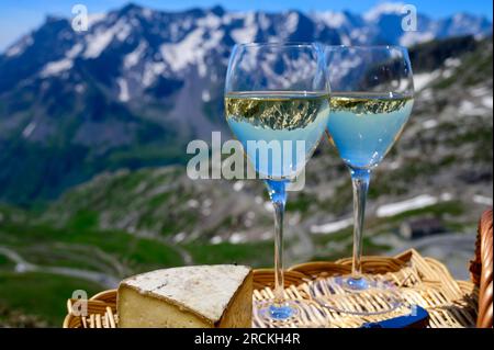 Fromage et vin, Roussette de Savoie blanc sec ou vin de Savoie de la région savoyarde avec fromage de tomme servi sur la frontière du col du Galibier région savoyarde Banque D'Images