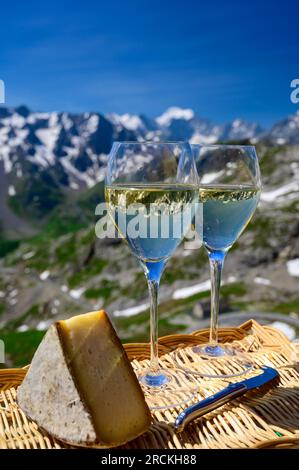 Fromage et vin, Roussette de Savoie blanc sec ou vin de Savoie de la région savoyarde avec fromage de tomme servi sur la frontière du col du Galibier région savoyarde Banque D'Images