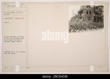 Des soldats américains de la 27e division sont vus conduisant un groupe de prisonniers allemands à travers la ville de Péronne dans la somme, en France. Cette photographie a été prise par le lieutenant E.O. Harris du signal corps. Il a été publié par le censeur de l'A.E.F, bien que la date de sortie soit inconnue. Banque D'Images