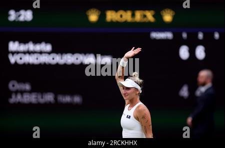 Marketa Vondrousova célèbre avoir remporté la finale du simple féminin après avoir remporté la victoire contre ONS Jabeur le 13e jour des Championnats de Wimbledon 2023 au All England Lawn tennis and Croquet Club à Wimbledon. Date de la photo : Samedi 15 juillet 2023. Banque D'Images