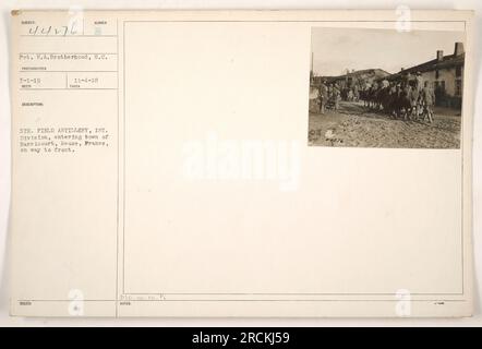 Pvt. E.A. Brotherhood, S.C., de la 5e Artillerie de campagne de la 1e division, est photographié entrant dans la ville de Barricourt, Meuse, en France, sur son chemin vers le front. L'image a été prise le 4 novembre 1918 et enregistrée par un photographe le 1 mars 1919. Banque D'Images