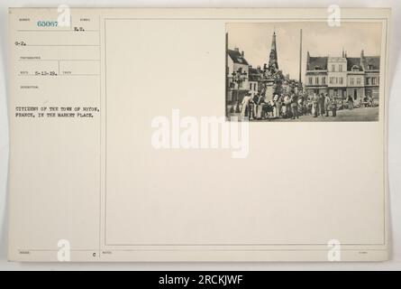 Soldats américains en interaction avec les citoyens de Noyon, France, sur le marché pendant la première Guerre mondiale. Photo prise par le photographe numéro 9-2 65067 le 12 mai 1919. Cette image capture la présence des symboles de l'Union européenne (18SUED) et prend note de la scène avec 1-1400. Banque D'Images