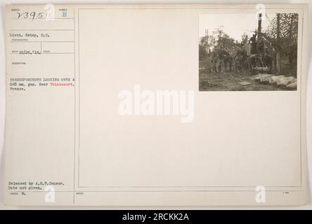 Le lieutenant Estep, un officier du signal corps, est vu sur la photo observant un 240 mm. Canon près de Thiaucourt, France pendant la première Guerre mondiale. La photo a été prise par un photographe non identifié le 25 octobre 1918, et a été publiée par le censeur de l'A.E.F. La date précise de délivrance de la photographie n'est pas fournie. Banque D'Images