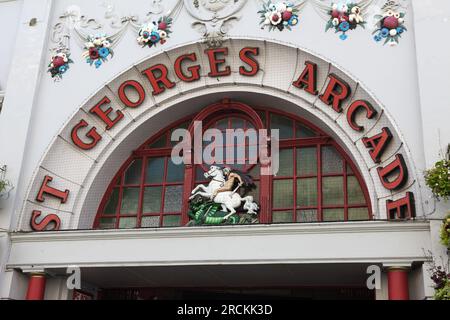 adresse ip rapprochée de la signalisation relative à St Georges Arcade à High Street, Falmouth, Cornwall, Angleterre. Banque D'Images