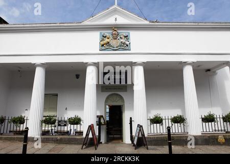 Entrée principale et façade de la Old Custom House à Falmouth, Cornouailles, Angleterre. Banque D'Images