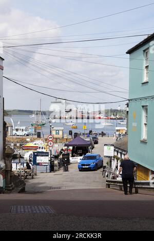 Une vue de la High Street de Custom House Quay à Falmouth, Cornouailles, Angleterre. Banque D'Images