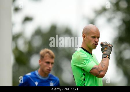 Dirkshorn, pays-Bas. 15 juillet 2023. DIRKSHORN, PAYS-BAS - JUILLET 15 : Filip Bednarek de Lech Poznanlooks sur le match amical de pré-saison entre AZ et Lech Poznan au V.V. Dirkshorn le 15 juillet 2023 à Dirkshorn, pays-Bas (photo de Patrick Goosen/Orange Pictures) crédit : Orange pics BV/Alamy Live News Banque D'Images