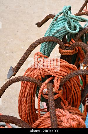 Ancres de bateau soudées à partir de barres d'armature avec des bobines de corde d'ancre, utilisées par les petits bateaux de pêche commerciale, Espinho, Portugal Banque D'Images