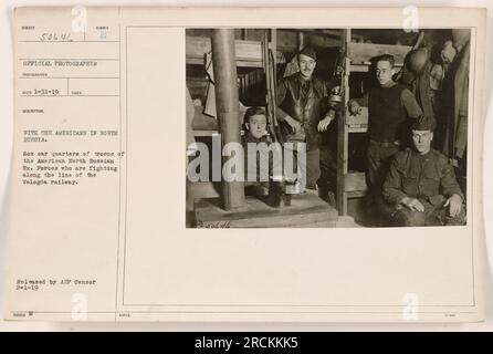 Troupes des forces expéditionnaires nord-russes américaines vivant dans des wagons-caisses le long du chemin de fer de Vologda en Russie du Nord. Les troupes se battent le long de cette ligne dans leur bataille contre l'ennemi. Cette photographie a été prise le 31 janvier 1919. Il a été publié par le censeur de l'AEP le 1 février 1919. Banque D'Images