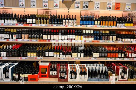 Bouteilles de divers vins sur les étagères à vin à l'intérieur du magasin Lidl, Portugal Banque D'Images