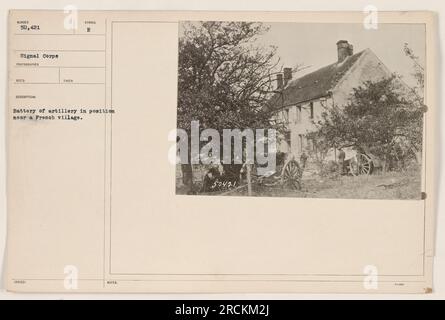 Soldats d'artillerie préparant leur équipement pour un combat potentiel près d'un village français pendant la première Guerre mondiale. Cette photographie est enregistrée dans la collection signal corps, sous la description 'symbole 1880D B.' l'image est marquée du numéro 50421. Banque D'Images