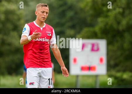 Dirkshorn, pays-Bas. 15 juillet 2023. DIRKSHORN, PAYS-BAS - JUILLET 15 : Jesper Karlsson de AZ Alkmaar fait des gestes lors du match amical de pré-saison entre AZ et Lech Poznan au V.V. Dirkshorn le 15 juillet 2023 à Dirkshorn, pays-Bas (photo de Patrick Goosen/Orange Pictures) crédit : Orange pics BV/Alamy Live News Banque D'Images