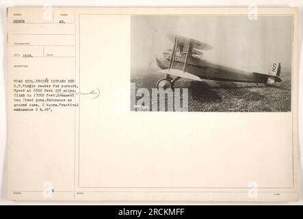 Photographie d'un moment d'aviation capturé pendant la première Guerre mondiale. L'image montre un avion SPAD 13 CL monoplace avec un moteur Hispano 220 H.P. L'avion avait une vitesse de pointe de 136 milles à l'heure à 6500 pieds et pouvait grimper jusqu'à 17000 pieds. Il était équipé de deux canons fixes et avait une endurance de 2 heures à la consommation au sol et 2 heures et 45 minutes en termes pratiques. Banque D'Images