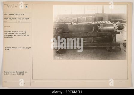 Image montrant le soldat Frank Craig photographiant un processus de mise en caisse de camions Pierce Arrow 1 tonnes au Camp Holabird, Maryland. Les camions sont en cours de préparation pour expédition à l'étranger. La photographie a été prise le 30 août 1918 et a été censurée et publiée par M.I.D. Censure le 13 septembre 1918. Banque D'Images