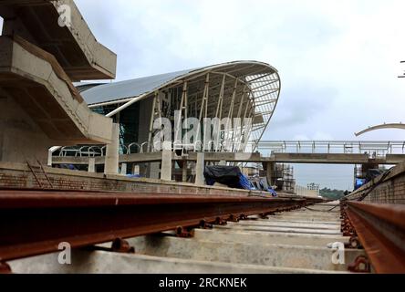 Coxsbazar, Coxsbazar Sadar, Bangladesh. 15 juillet 2023. 15 juillet 2023. Coxsbazar, Bangladesh : la construction de la première gare ferroviaire emblématique du pays à Jhelongja Union, la ville touristique du district de Cox's Bazar, Est dans sa phase finale. Cette gare moderne standard international en construction financée par le gouvernement du Bangladesh et la Banque asiatique de développement (BAD) reliera la plus grande ville balnéaire du monde, Coxsbazar, avec une ligne de chemin de fer. Crédit : ZUMA Press, Inc./Alamy Live News Banque D'Images