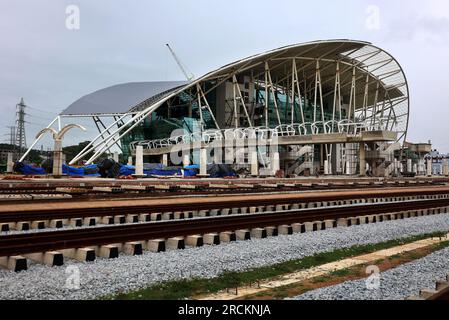 Coxsbazar, Coxsbazar Sadar, Bangladesh. 15 juillet 2023. 15 juillet 2023. Coxsbazar, Bangladesh : la construction de la première gare ferroviaire emblématique du pays à Jhelongja Union, la ville touristique du district de Cox's Bazar, Est dans sa phase finale. Cette gare moderne standard international en construction financée par le gouvernement du Bangladesh et la Banque asiatique de développement (BAD) reliera la plus grande ville balnéaire du monde, Coxsbazar, avec une ligne de chemin de fer. Crédit : ZUMA Press, Inc./Alamy Live News Banque D'Images