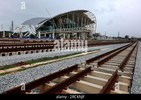 Coxsbazar, Coxsbazar Sadar, Bangladesh. 15 juillet 2023. 15 juillet 2023. Coxsbazar, Bangladesh : la construction de la première gare ferroviaire emblématique du pays à Jhelongja Union, la ville touristique du district de Cox's Bazar, Est dans sa phase finale. Cette gare moderne standard international en construction financée par le gouvernement du Bangladesh et la Banque asiatique de développement (BAD) reliera la plus grande ville balnéaire du monde, Coxsbazar, avec une ligne de chemin de fer. Crédit : ZUMA Press, Inc./Alamy Live News Banque D'Images