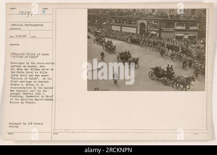 Président Wilson nommé « citoyen de Paris » à l'Hôtel de ville de Paris le 16 décembre. L'image montre des voitures dans le cortège présidentiel, avec le général Tasker H. Bliss et le général John J. Pershing accompagnant le président Wilson. Cette photographie a été publiée par le censeur de l'AEF le 1 février 1919. Banque D'Images