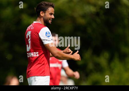 Dirkshorn, pays-Bas. 15 juillet 2023. DIRKSHORN, PAYS-BAS - JUILLET 15 : Pantelis Hatzidiakos de AZ Alkmaar fait des gestes lors du match amical de pré-saison entre AZ et Lech Poznan au V.V. Dirkshorn le 15 juillet 2023 à Dirkshorn, pays-Bas (photo de Patrick Goosen/Orange Pictures) crédit : Orange pics BV/Alamy Live News Banque D'Images