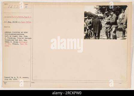 La photographie 16734 montre le général John J. Pershing, le premier ministre Georges Clemenceau et le major-général Edwin P. Glenn au quartier général de la 83e division à Montigney el Roi, en France. La photo a été prise le 23 juin 1918 par le lieutenant E.O. Harrs du signal corps. Il a été adopté par le censeur de l'A.E.P. le 29 juillet 1918. Banque D'Images