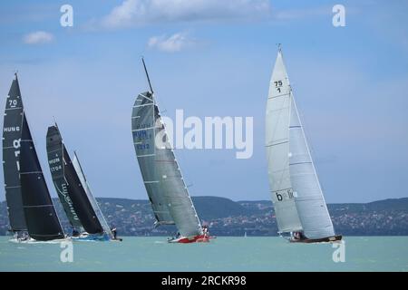 Lac de Balaton, Hongrie Europe. 06 juillet 2023 : groupe de voiliers naviguent par temps venteux dans les eaux turquoises du lac Balaton Plattensee pendant Banque D'Images