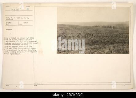 Le soldat J. E. Gibbon du signal corps est vu sur cette photographie. L'image a été prise à partir d'un point élevé à environ trois quarts de kilomètre à l'ouest de Fosse, Ardennes, France. La vue est orientée vers le nord-ouest vers Fonteney Ardennes. La photographie capture le terrain sur lequel les 77e et 80e divisions de la 1e armée américaine ont avancé le 3 novembre 1918, lors de la phase finale des opérations Argonne Meuse. Le numéro d'identification de la photographie est le 44048. Banque D'Images