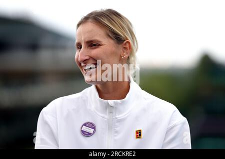 Marketa Vondrousova dans la zone mixte, suite à sa victoire en finale du simple féminin contre ONS Jabeur le 13e jour des Championnats de Wimbledon 2023 au All England Lawn tennis and Croquet Club à Wimbledon. Date de la photo : Samedi 15 juillet 2023. Banque D'Images