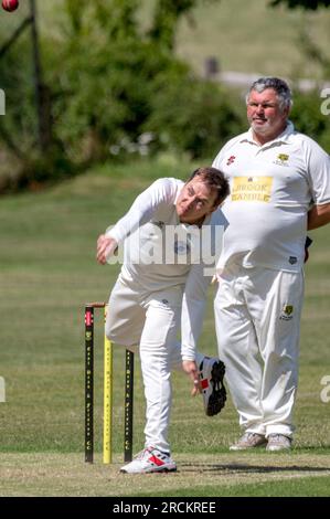 East Dean et Friston v Seaford. Match de cricket samedi après-midi dans le Sussex. Banque D'Images