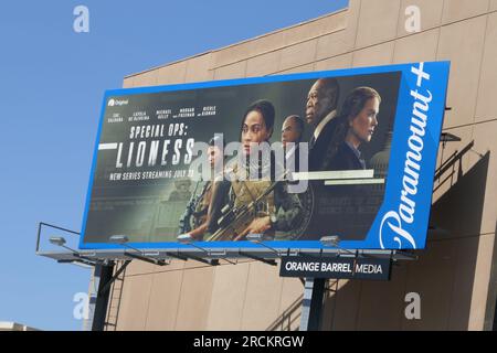 Los Angeles, Californie, USA 13 juillet 2023 Billboard spécial Ops Lioness avec Zoe Saldana et Nicole Kidman sur Sunset Blvd le 13 juillet 2023 à Los Angeles, Californie, USA. Photo de Barry King/Alamy stock photo Banque D'Images