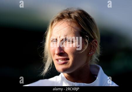 Marketa Vondrousova dans la zone mixte, suite à sa victoire en finale du simple féminin contre ONS Jabeur le 13e jour des Championnats de Wimbledon 2023 au All England Lawn tennis and Croquet Club à Wimbledon. Date de la photo : Samedi 15 juillet 2023. Banque D'Images