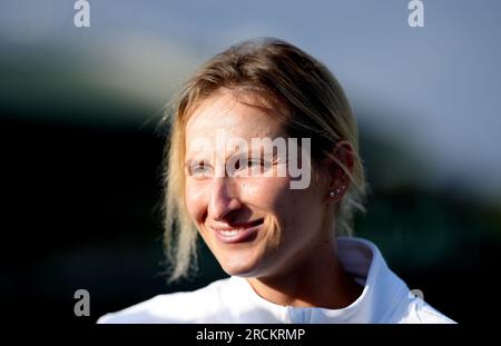 Marketa Vondrousova dans la zone mixte, suite à sa victoire en finale du simple féminin contre ONS Jabeur le 13e jour des Championnats de Wimbledon 2023 au All England Lawn tennis and Croquet Club à Wimbledon. Date de la photo : Samedi 15 juillet 2023. Banque D'Images