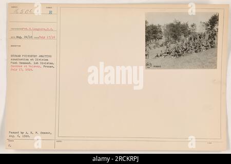 Image montrant des prisonniers de guerre allemands en attente d'examen au poste de commandement de la division, 1e division, couvres et Valsery, France. Prise le 17 juillet 1918 par le soldat R. Longsore, S.C. La photographie a été autorisée par le censeur de l'A.E.F. le 6 août 1918. Banque D'Images