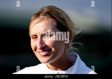 Marketa Vondrousova dans la zone mixte, suite à sa victoire en finale du simple féminin contre ONS Jabeur le 13e jour des Championnats de Wimbledon 2023 au All England Lawn tennis and Croquet Club à Wimbledon. Date de la photo : Samedi 15 juillet 2023. Banque D'Images