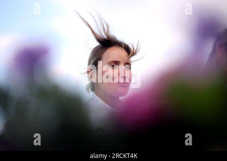 Marketa Vondrousova dans la zone mixte, suite à sa victoire en finale du simple féminin contre ONS Jabeur le 13e jour des Championnats de Wimbledon 2023 au All England Lawn tennis and Croquet Club à Wimbledon. Date de la photo : Samedi 15 juillet 2023. Banque D'Images