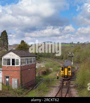 Tondu, pays de Galles du sud, Royaume-Uni, train de transport pour le pays de Galles avec un signaleur ferroviaire du réseau remettant un jeton de ligne unique. Banque D'Images