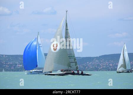 Lac de Balaton, Hongrie Europe. 06 juillet 2023 : groupe de voiliers naviguent par temps venteux dans les eaux turquoises du lac Balaton Plattensee pendant Banque D'Images