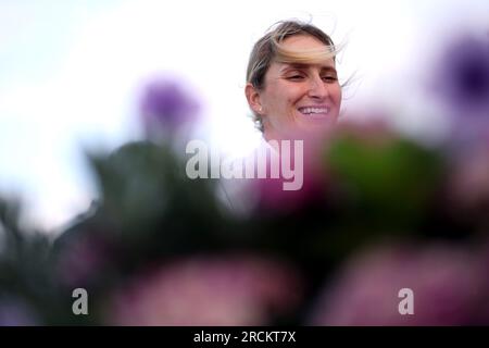 Marketa Vondrousova dans la zone mixte, suite à sa victoire en finale du simple féminin contre ONS Jabeur le 13e jour des Championnats de Wimbledon 2023 au All England Lawn tennis and Croquet Club à Wimbledon. Date de la photo : Samedi 15 juillet 2023. Banque D'Images