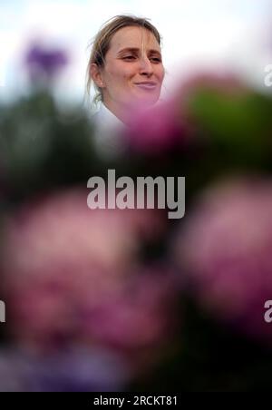 Marketa Vondrousova dans la zone mixte, suite à sa victoire en finale du simple féminin contre ONS Jabeur le 13e jour des Championnats de Wimbledon 2023 au All England Lawn tennis and Croquet Club à Wimbledon. Date de la photo : Samedi 15 juillet 2023. Banque D'Images