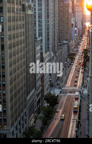 Scène de la 34e rue depuis le ciel dans le quartier de Murray Hill, New York City, USA 2023 Banque D'Images