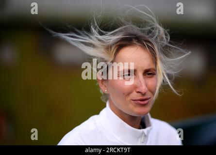 Marketa Vondrousova dans la zone mixte, suite à sa victoire en finale du simple féminin contre ONS Jabeur le 13e jour des Championnats de Wimbledon 2023 au All England Lawn tennis and Croquet Club à Wimbledon. Date de la photo : Samedi 15 juillet 2023. Banque D'Images