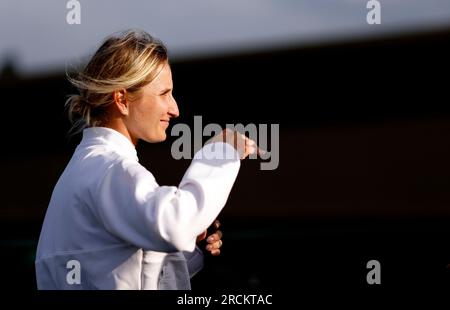 Marketa Vondrousova dans la zone mixte, suite à sa victoire en finale du simple féminin contre ONS Jabeur le 13e jour des Championnats de Wimbledon 2023 au All England Lawn tennis and Croquet Club à Wimbledon. Date de la photo : Samedi 15 juillet 2023. Banque D'Images