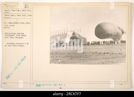 Soldats retournant un ballon Goodyear M 33 au hangar de terrain de tente au détachement de ballons du quartier général, Post Field, fort Sill, Oklahoma pendant la première Guerre mondiale. Banque D'Images