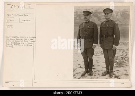 Le major-général Joseph T. Dickman et le major-général Robert Lee Howze sont vus sur les rives du Rhin à Andernach, en Allemagne. Cette photographie a été prise le 10 mars 1919 par le sergent P. Buettner du signal corps. Il fait partie des archives de la 3e division de l'armée d'occupation. L'image est numérotée 49392. Banque D'Images