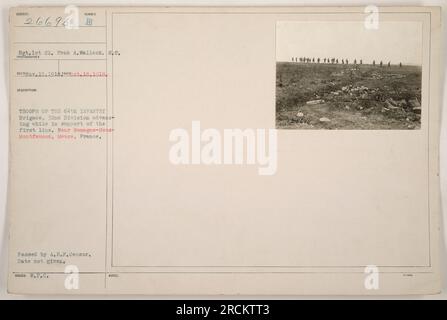 Les troupes de la 64e Brigade d'infanterie, 32e Division, peuvent être vues avancer alors qu'elles soutiennent la première ligne près de Romagne-sous-Montfaucon, Meuse, France. La photo a été prise le 15 novembre 1918. Le photographe est inconnu, et la date d'émission n'est pas fournie. L'image a été officiellement transmise par le censeur de l'A.E.P. Banque D'Images