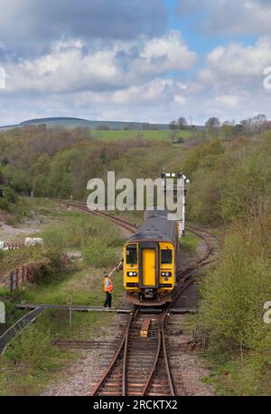 Tondu, pays de Galles du sud, Royaume-Uni, train de transport pour le pays de Galles avec un signaleur ferroviaire du réseau remettant un jeton de ligne unique. Banque D'Images