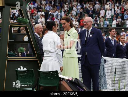 15 juillet 2023 ; All England Lawn tennis and Croquet Club, Londres, Angleterre : tournoi de tennis de Wimbledon ; la princesse de Galles parle à ONS Jabeur (TUN), finaliste Banque D'Images