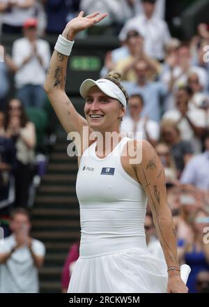 15 juillet 2023 ; All England Lawn tennis and Croquet Club, Londres, Angleterre : tournoi de tennis de Wimbledon ; Marketa Vondrousova (CZE) fait signe à la foule au court central Banque D'Images