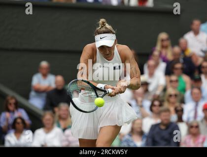 15 juillet 2023 ; All England Lawn tennis and Croquet Club, Londres, Angleterre : Tournoi de tennis de Wimbledon ; Marketa Vondrousova (CZE) avec un coup de dos à ONS Jabeur (TUN) Banque D'Images