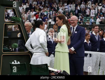 15 juillet 2023 ; All England Lawn tennis and Croquet Club, Londres, Angleterre : tournoi de tennis de Wimbledon ; la princesse de Galles parle à ONS Jabeur (TUN), finaliste Banque D'Images