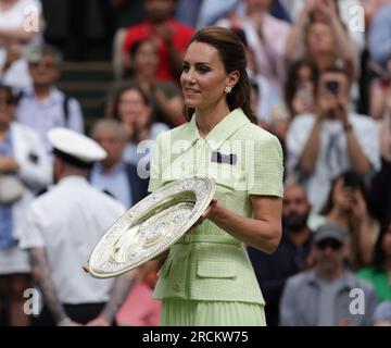15 juillet 2023 ; All England Lawn tennis and Croquet Club, Londres, Angleterre : tournoi de tennis de Wimbledon ; Princesse de Galles avec la plaque Ladies Single lors de la présentation Banque D'Images